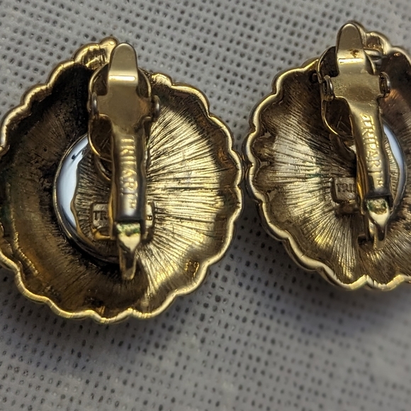 Trifari Gold Laurel Leaf Purple Cabochon Moghul Clip earrings - Picture 7 of 11